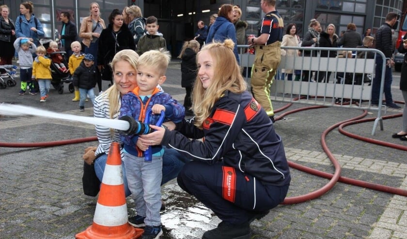 Zelf een brandje blussen met de echte brandweerspuit (foto's: Ap de Heus).