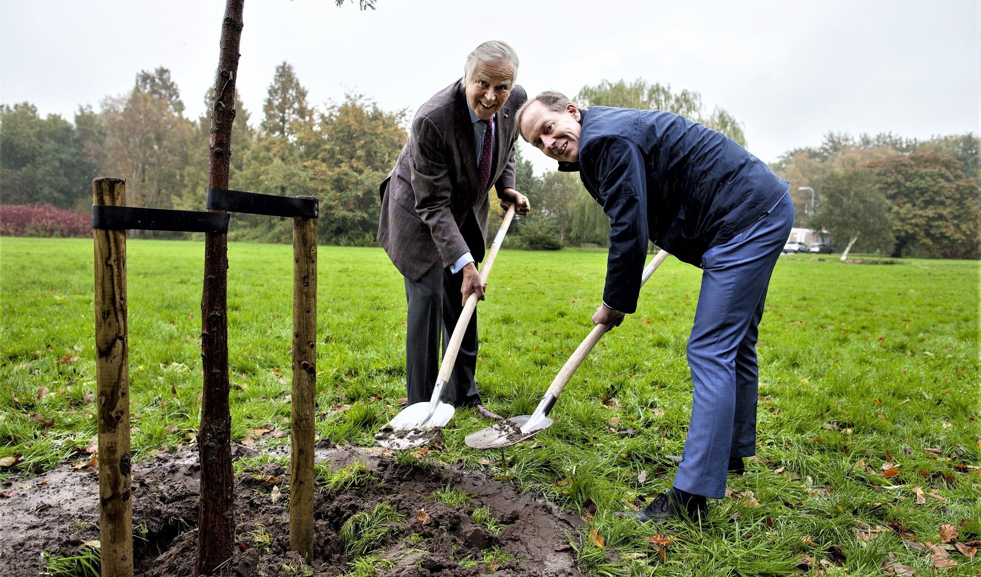 Wethouder Jan-Willem Rouwendal en Ton Meijer (mede-eigenaar Schakenbosch BV) planten een boom als eerste stap in de herontwikkeling van een groene en parkachtige woonomgeving op Landgoed Voorlei (foto: Hilbert Krane).
