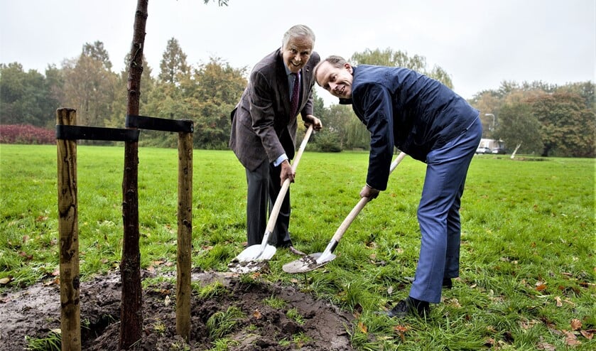 Wethouder Jan-Willem Rouwendal en Ton Meijer (mede-eigenaar Schakenbosch BV) planten een boom als eerste stap in de herontwikkeling van een groene en parkachtige woonomgeving op Landgoed Voorlei (foto: Hilbert Krane).