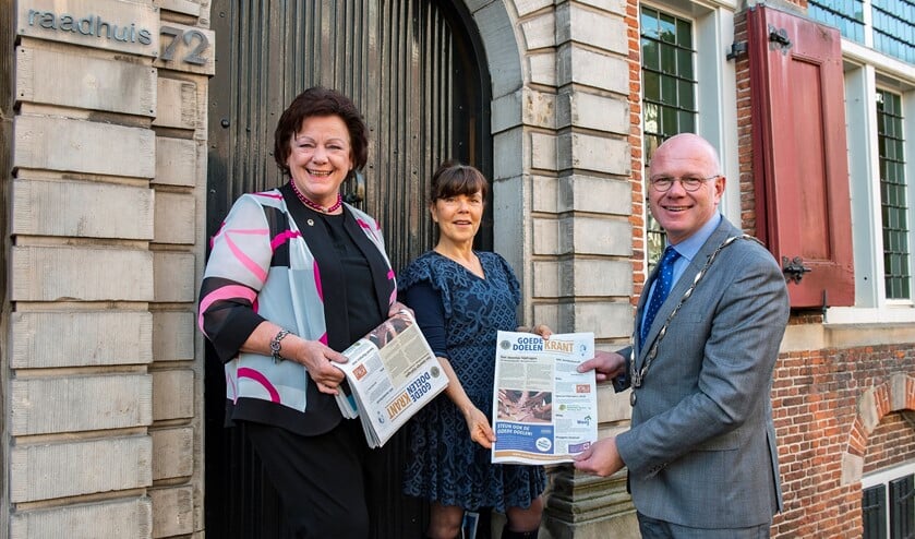 Marianne Knijnenburg en Gertrude Borsboom overhandigen de Goede Doelen Krant aan burgemeester Tigelaar (Foto: Michel Groen).