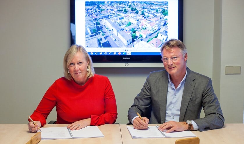 Wethouder Van Eekelen en Dhr. Waaijer ondertekenen herontwikkeling Herenstraat (Foto: Hilbert Krane)