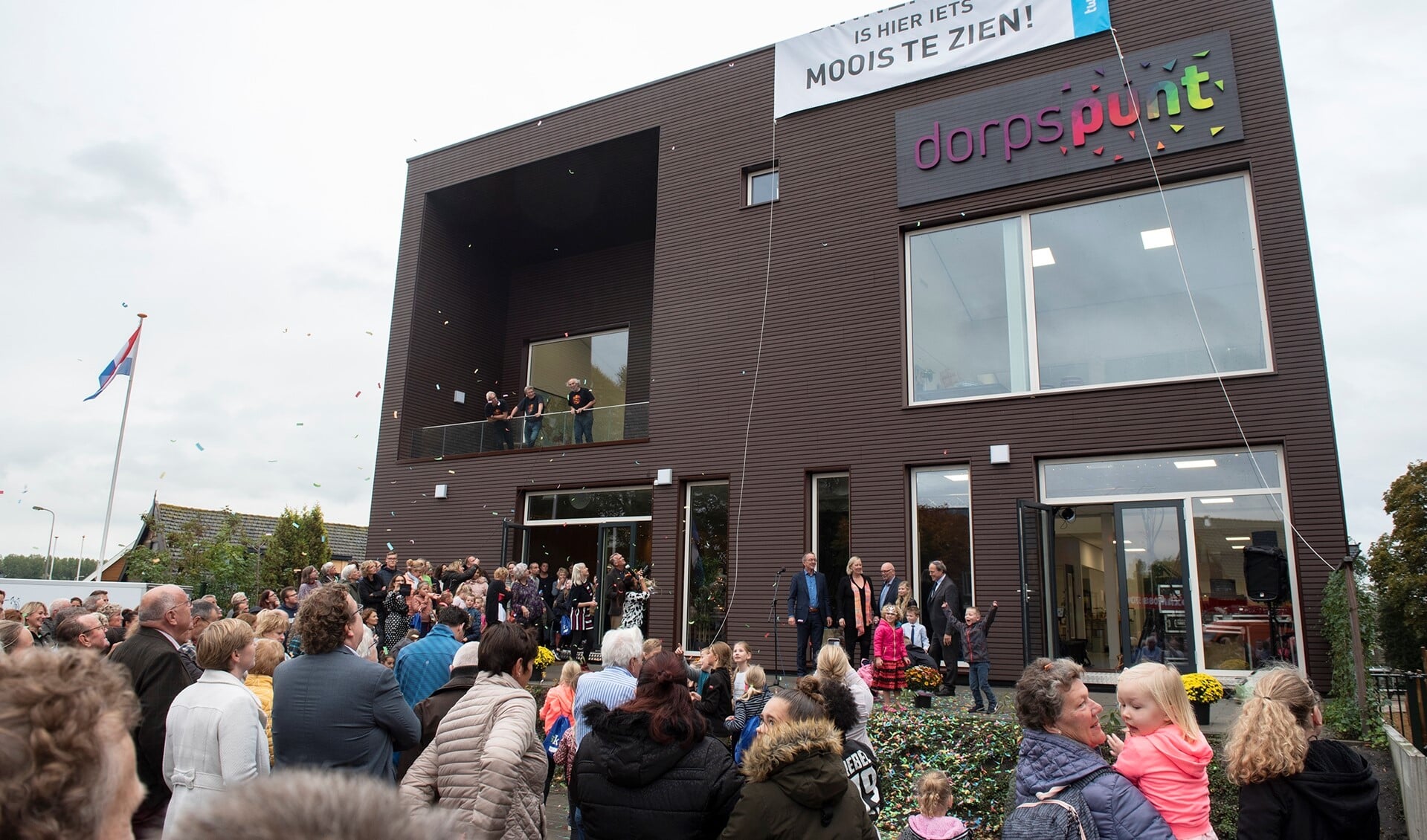 Onthulling van de nieuwe naam Dorpspunt op het Kulturhus (foto's: Michel Groen).