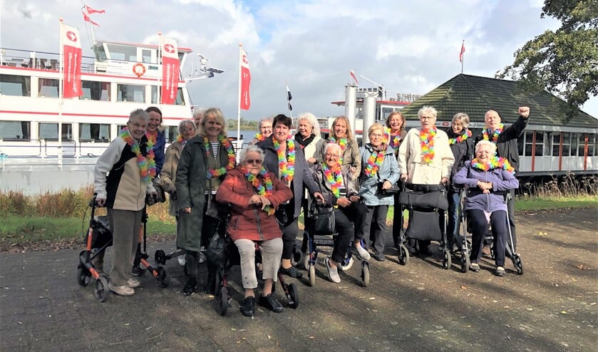 Een groep van 9 ouderen met hun vrijwilligers klaar voor een boottocht door de Biesbosch (foto: pr).