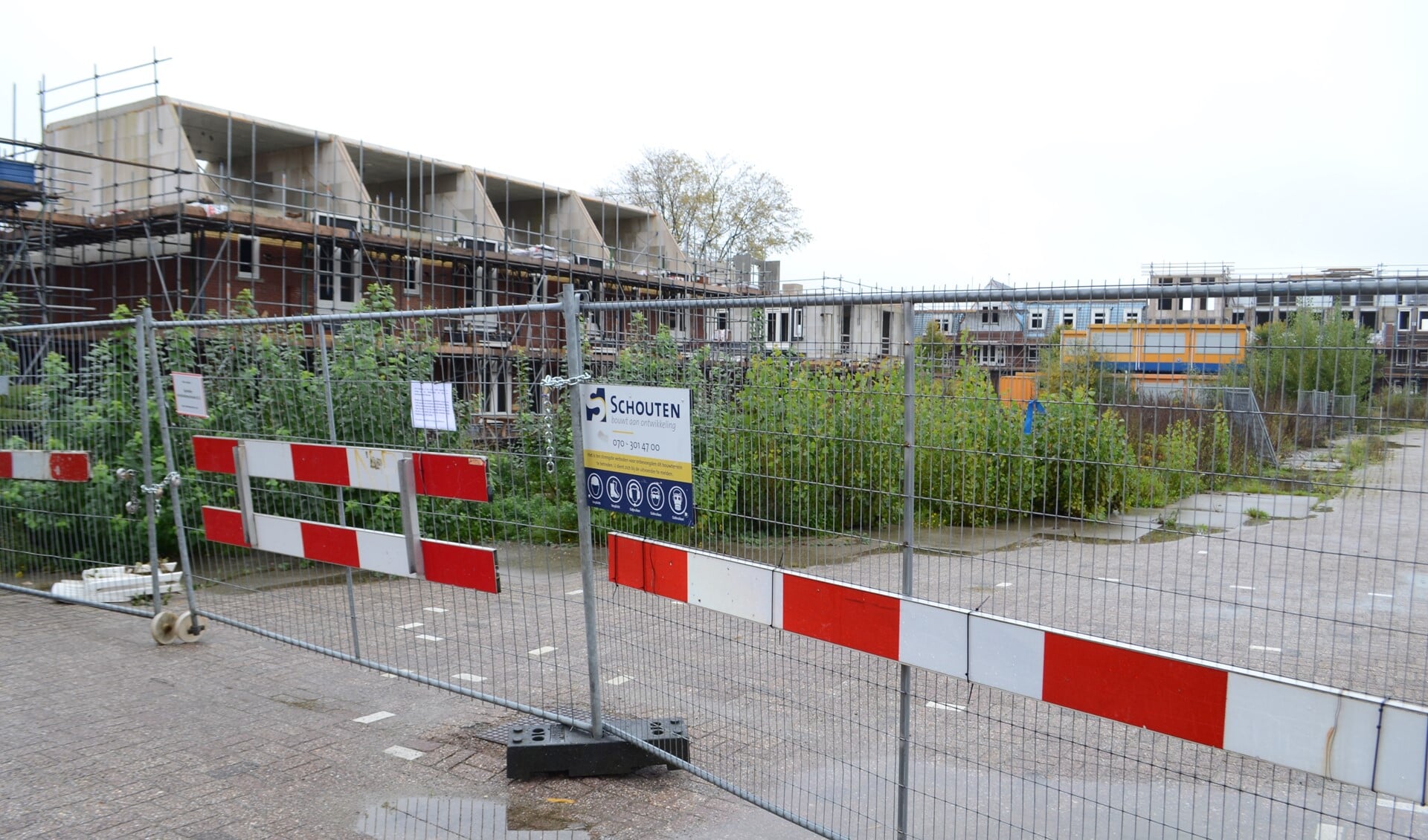 Het afgesloten bouwterrein van Voorburgs Kwartier ligt er troosteloos bij. (Foto: Inge Koot)