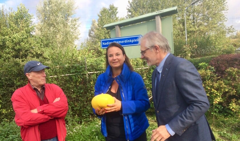 Niet alleen werd het parkeerterrein vernoemd naar wethouder Nadine Stemerdink, ze kreeg ook nog een pompoen mee naar huis (foto: pr).