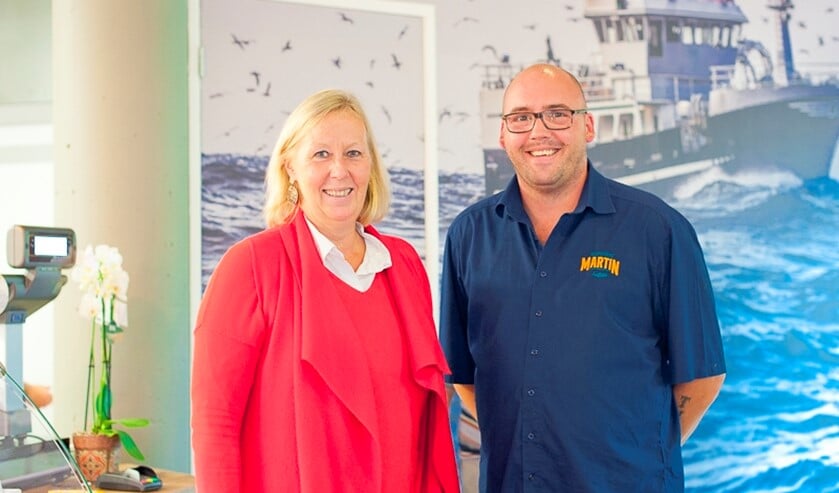 Wethouder Astrid van Eekelen opende de winkel van Visspecialist Martin (foto: Nathalie van Heijningen).