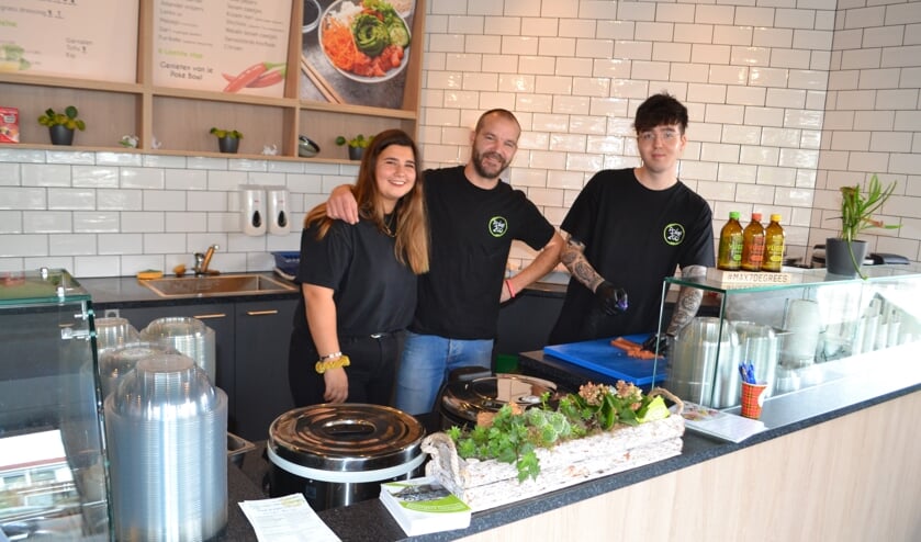 Anton, Nadine en Reno bereiden de heerlijk poké bowls in de winkel aan de Rozenboomlaan 41 (foto: Inge Koot).