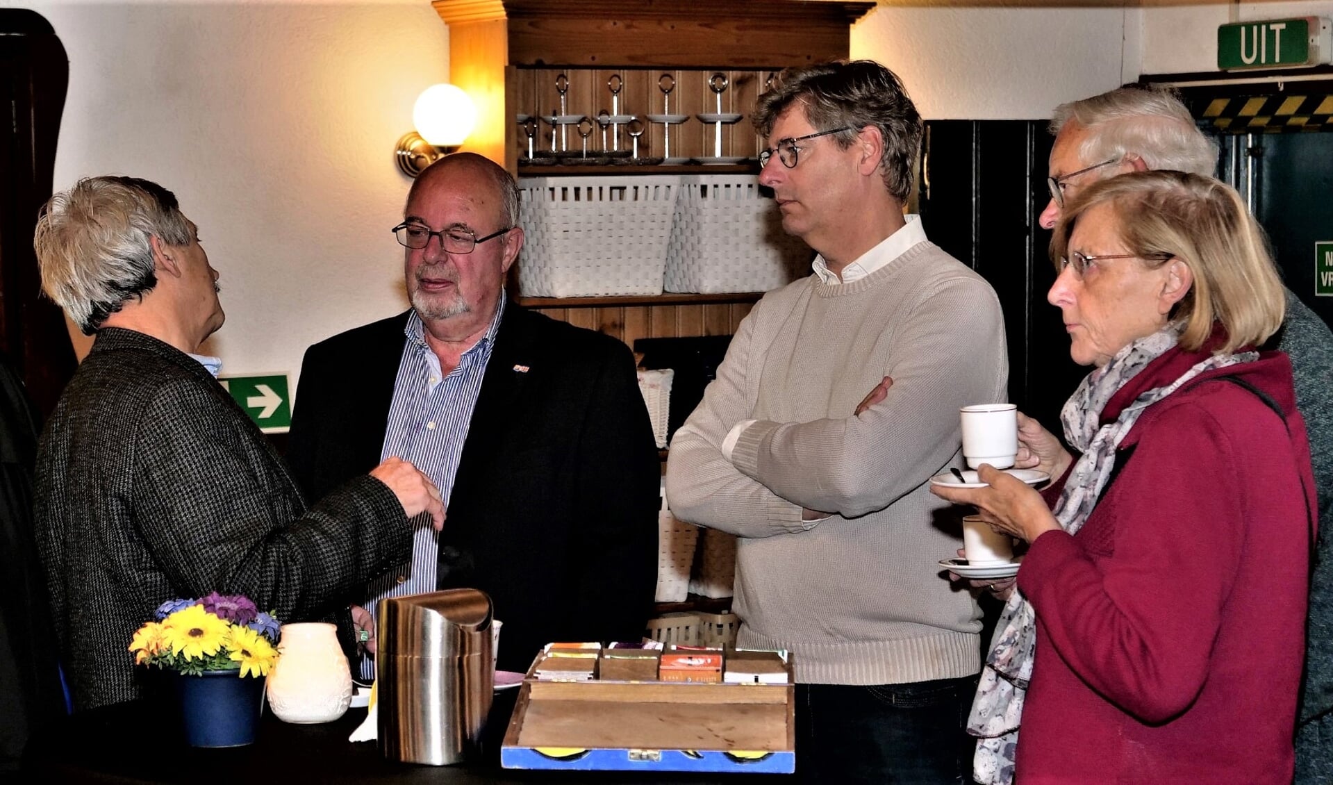 Onder de bezoekers afgevaardigden van Stichting Mooi Voorburg en Houtzaagmolen De Salamander. (foto: Ot Douwes).