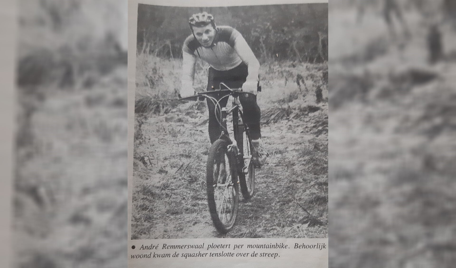 Een jeugdige André Remmerswaal ploetert per mountainbike. (Foto: archief)