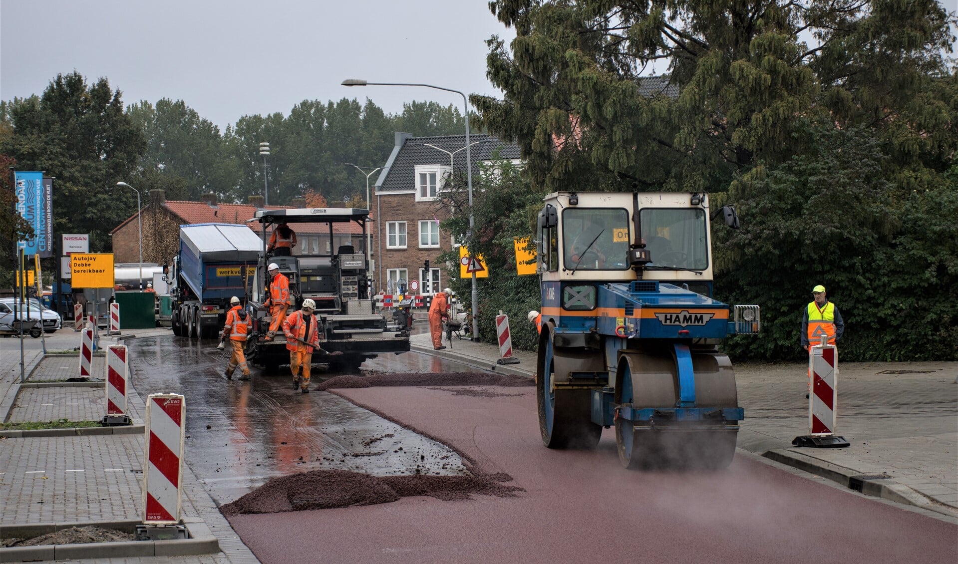 Asfalteringswerkzaamheden op de Damhouderstraat (foto: Sebastiaan Barel).