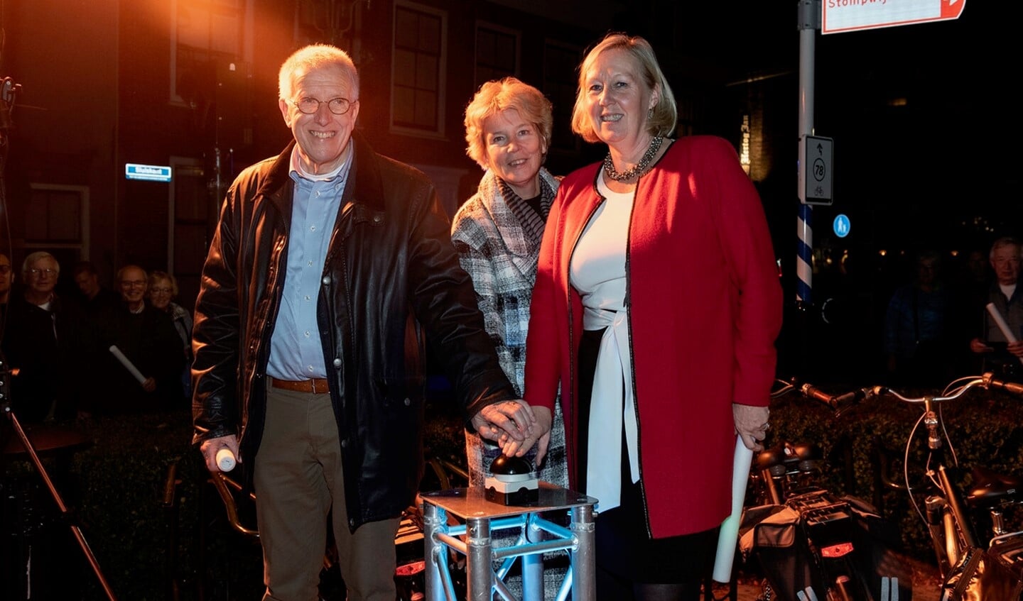 Met een druk op de knop deden (v.l.n.r.) Teun Glasbergen, Willy de Zoete en Astrid van Eekelen het licht aan (foto: Michel Groen). 
