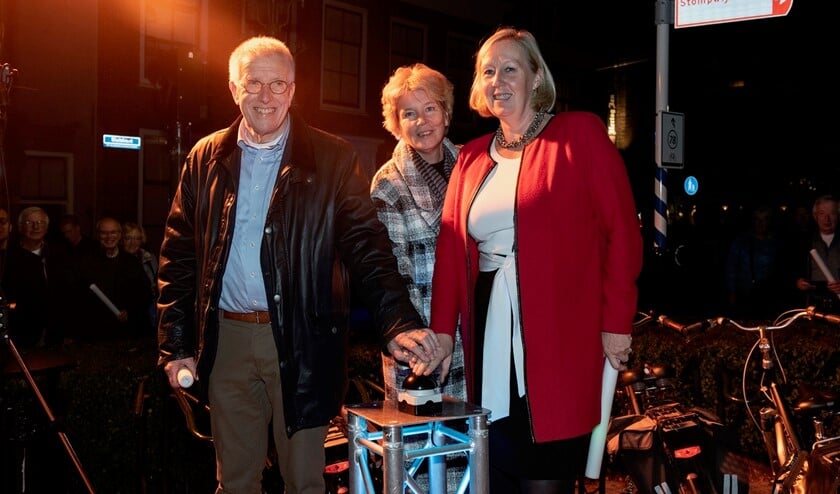 Met een druk op de knop deden (v.l.n.r.) Teun Glasbergen, Willy de Zoete en Astrid van Eekelen het licht aan (foto: Michel Groen). 