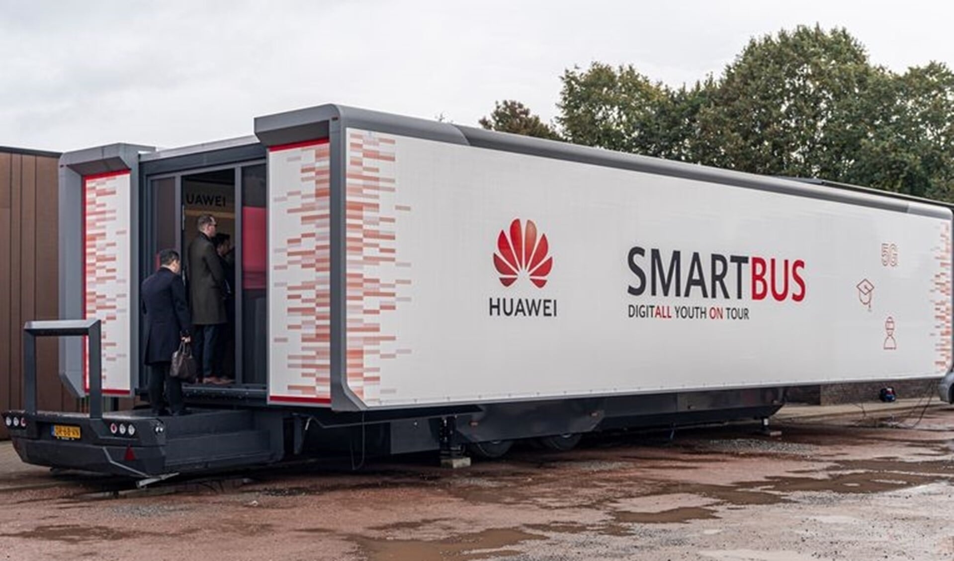 De SmartBus is een mobiel schoollokaal met een interactief programma op het gebied van digitale vaardigheden (foto: pr Huawei).