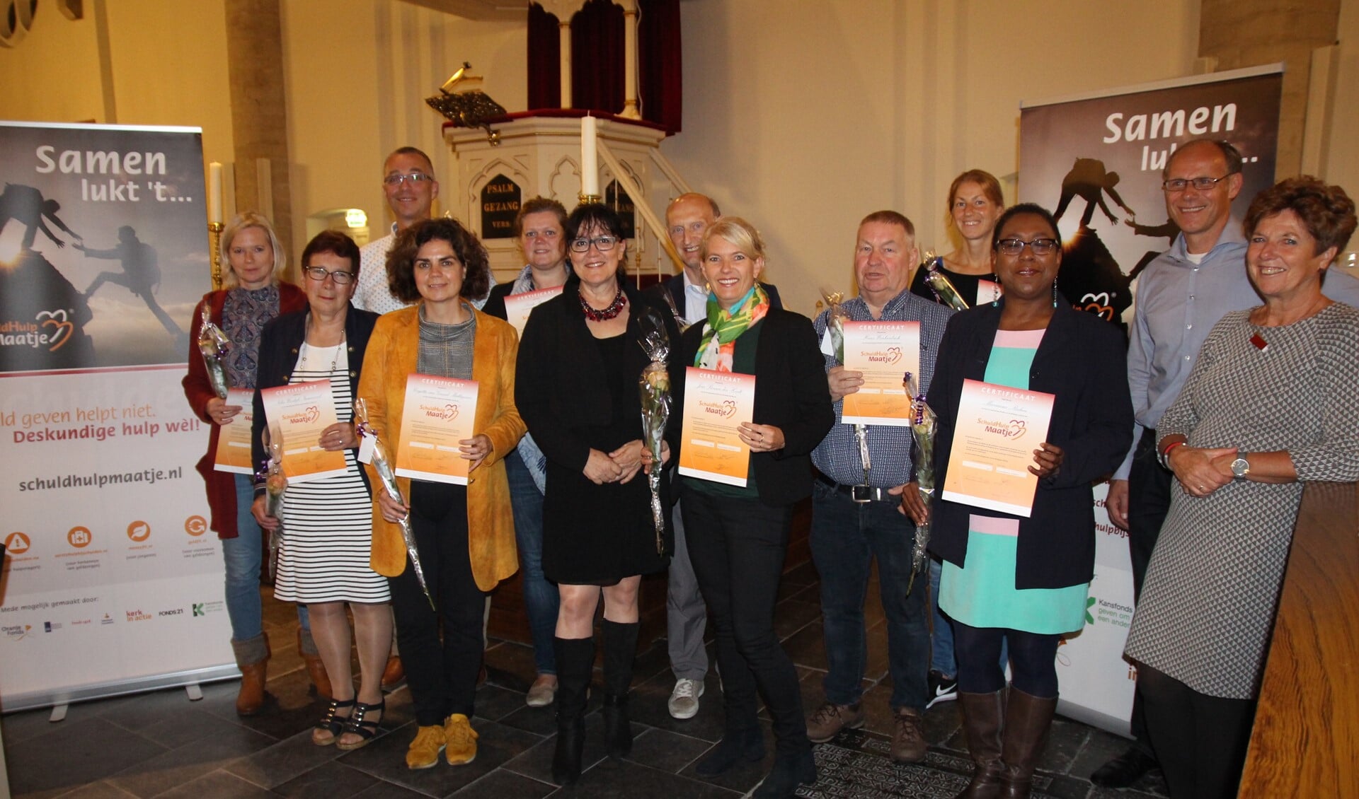 Tien SchuldHulpMaten ontvingen donderdag 26 september hun diploma als resultaat van een driedaagse cursus. 