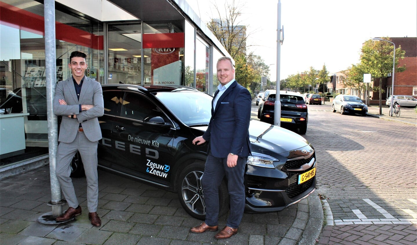 Junior-verkoper Gabri Fois met vestigingsmanager Mike Ulrich (r.) voor de vestiging van Kia Zeeuw&Zeeuw aan de Reuvenslaan 1a in Voorburg (foto/tekst: DJ).