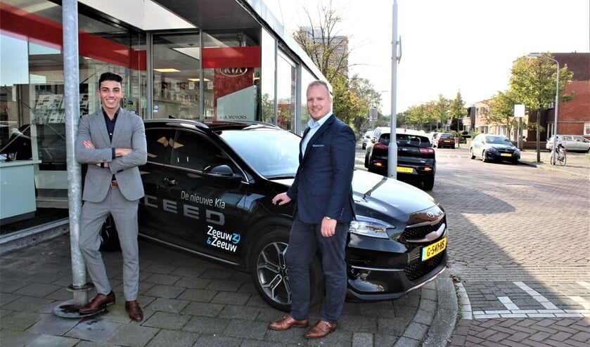 Junior-verkoper Gabri Fois met vestigingsmanager Mike Ulrich (r.) voor de vestiging van Kia Zeeuw&Zeeuw aan de Reuvenslaan 1a in Voorburg (foto/tekst: DJ).