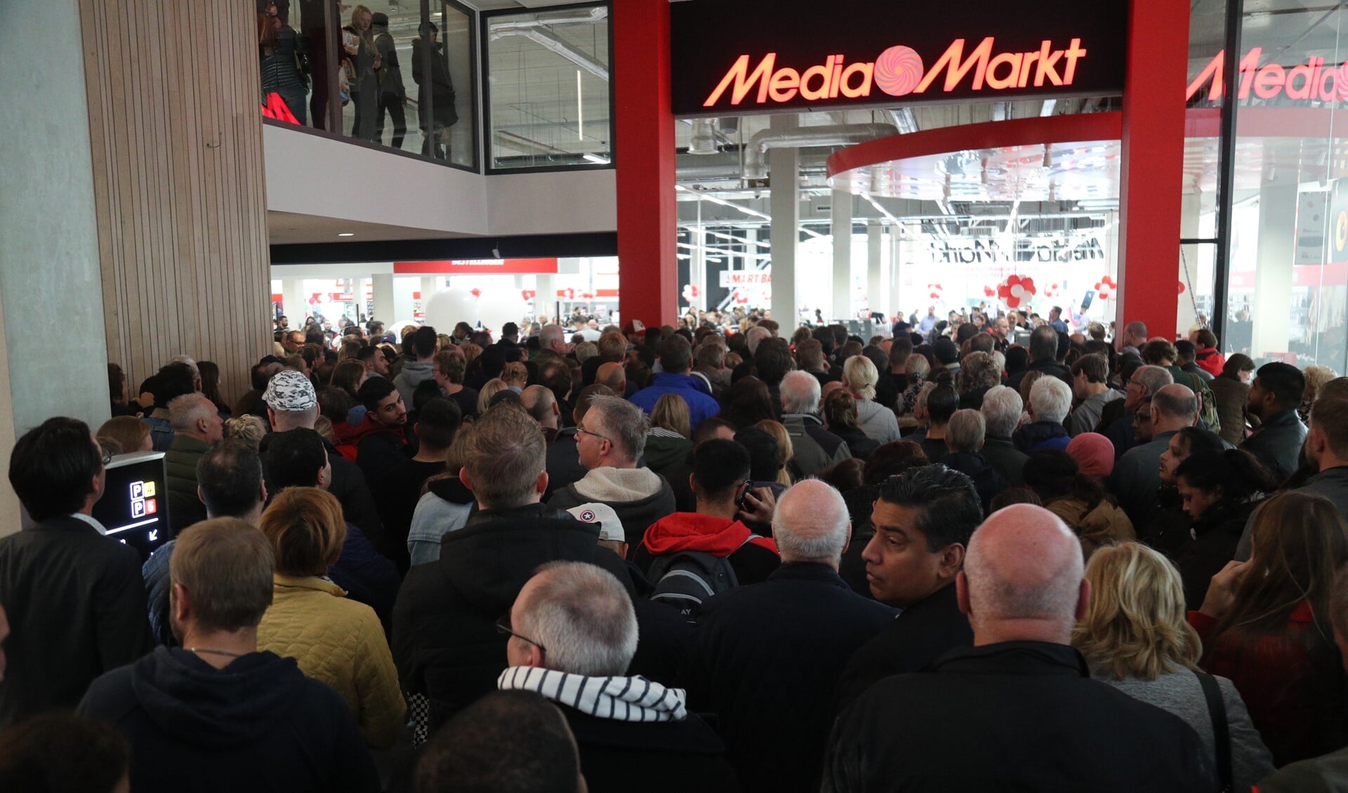 Chaos tijdens de opening van Media Markt (Foto: Regio15)