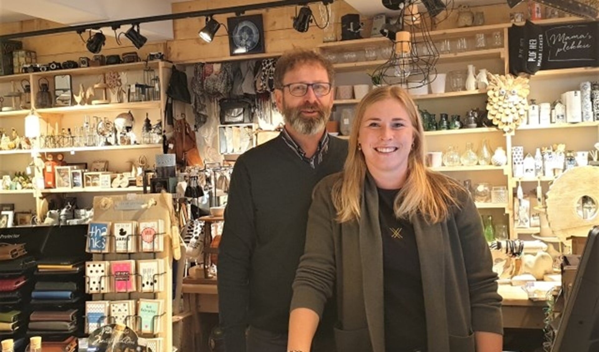 Johan van Schooten en zijn dochter Sanne in de gezellige winkel in de Dorpsstraat. Foto: Robbert Roos