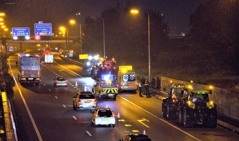 De gestrande trekkers op rijksweg A4 bij de afrit Leidschendam (foto: Sebastiaan Barel).