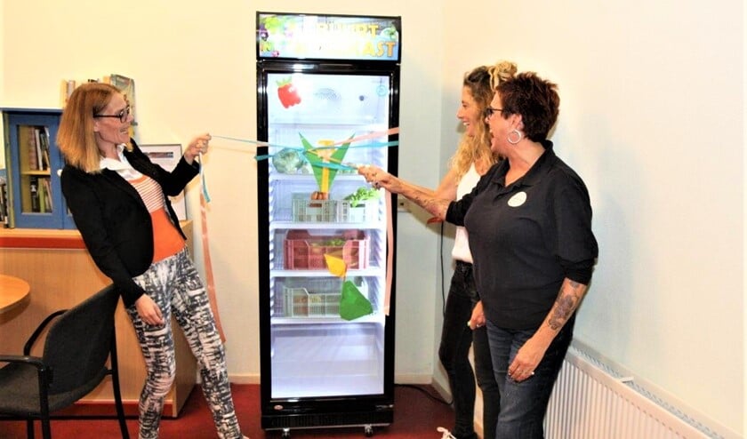 De opening van de buurtkoelkast door Sandra Steijer (WoonInvest), Jessy Crul (WOeJ) en Marianne Bouten (foto: Ap de Heus).