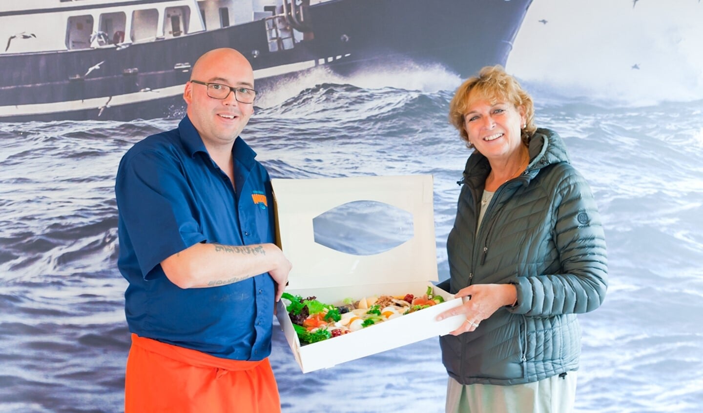 Tevens ontvingen enkele winnaars van de openingsactie een goedgevulde visschotel (foto: Nathalie van Heijningen)..