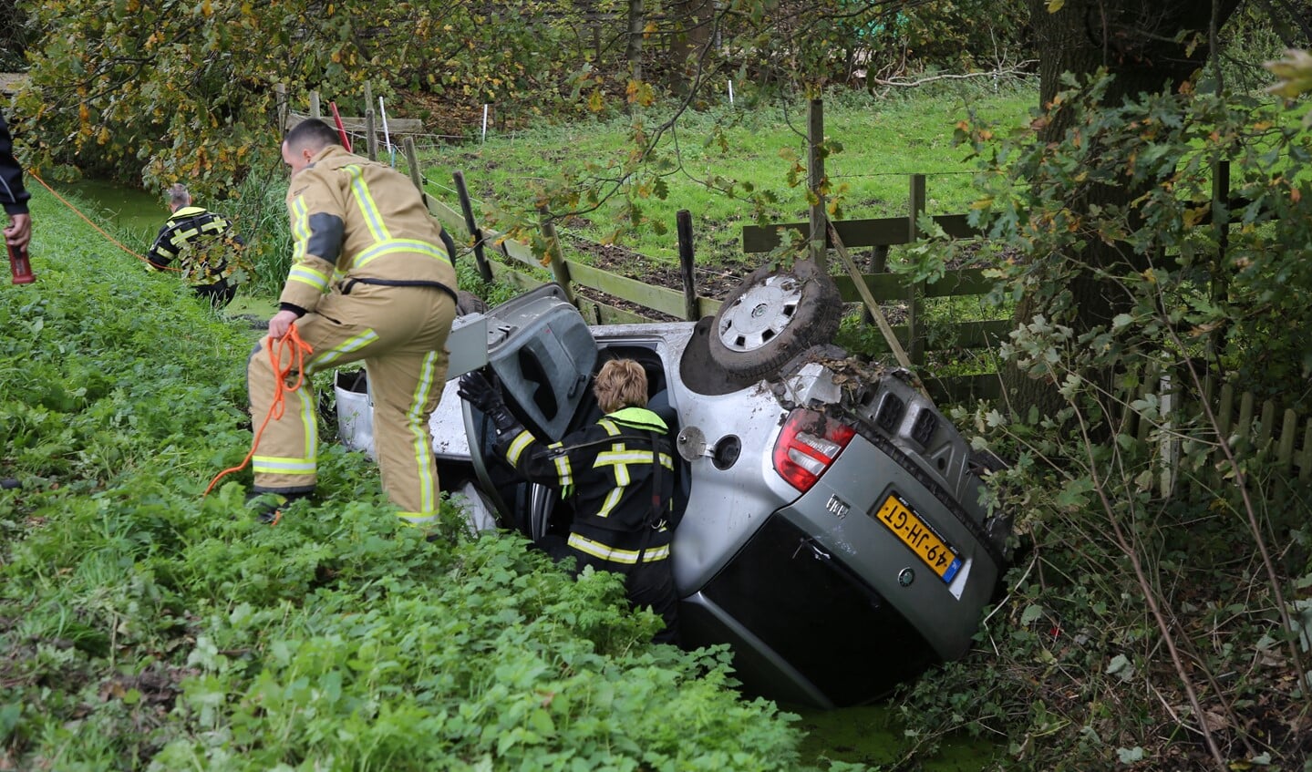 Brandweer en politie doen onderzoek bij de gestrande auto (foto: Roy Wolters).