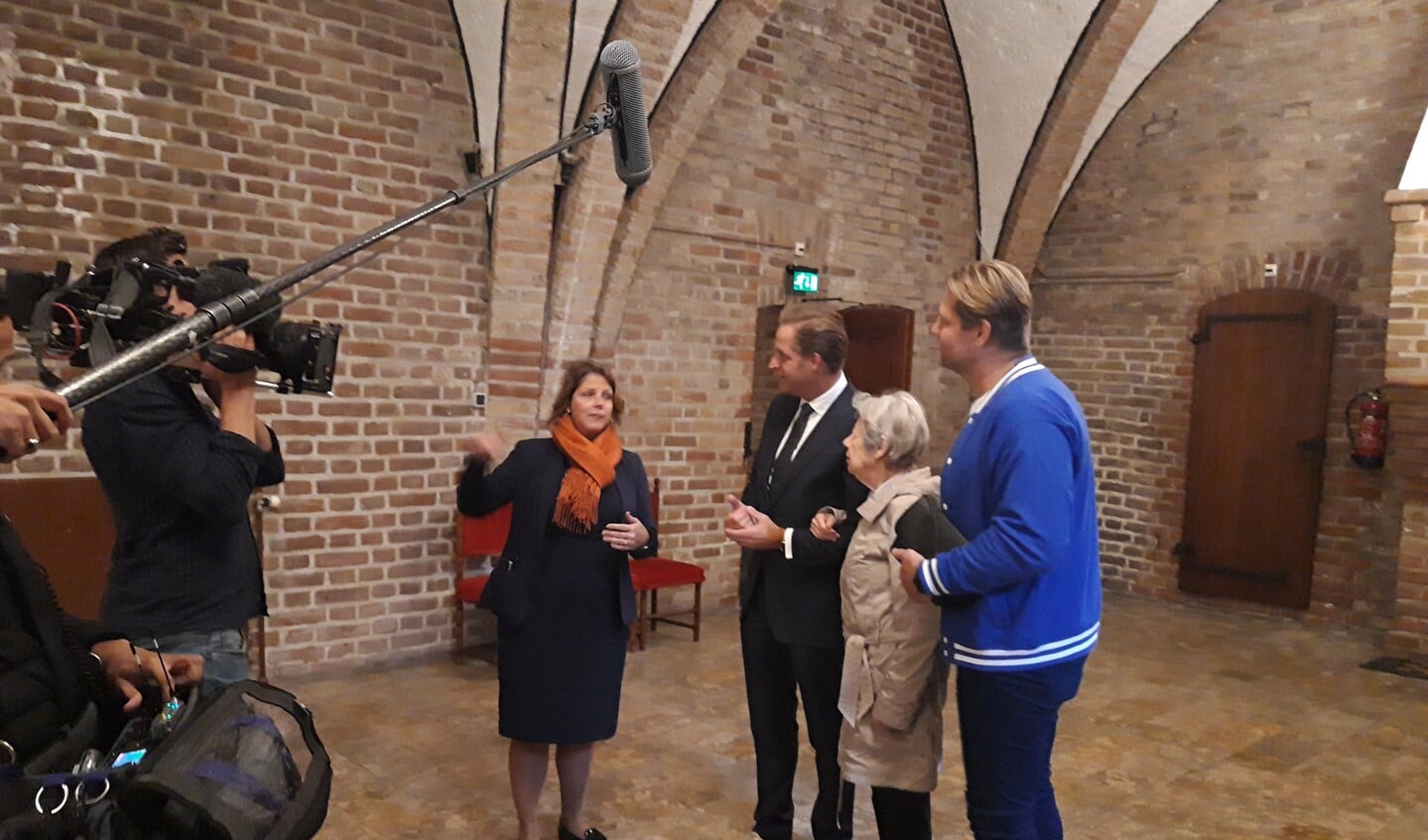 Mw Toet rondgeleid in de Ridderzaal door Minister De Jonge en Dennis van der Geest.