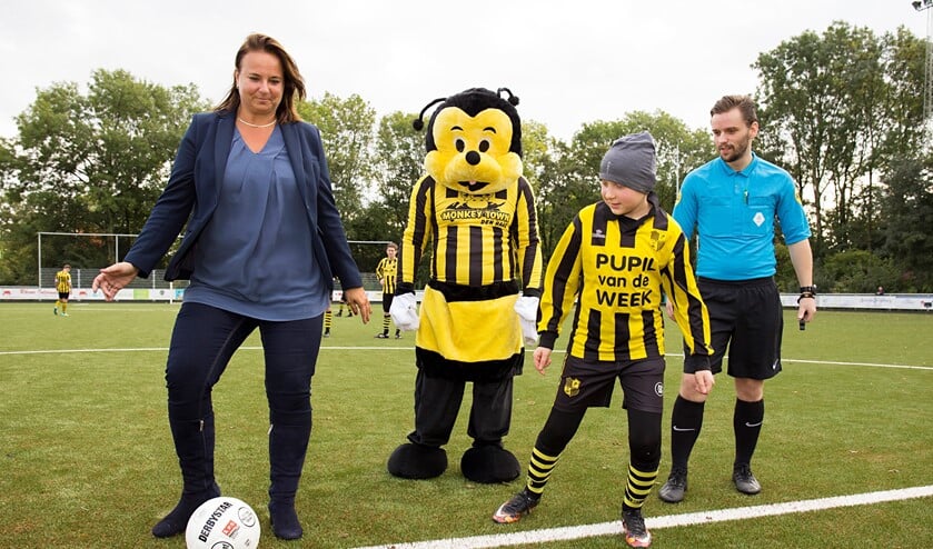 Sportwethouder Nadine Stemerdink trapt op het nieuwe veld af met Willy de Wesp en Pupil van de Week Sammy Barbagallo (foto: Bert Tielemans).