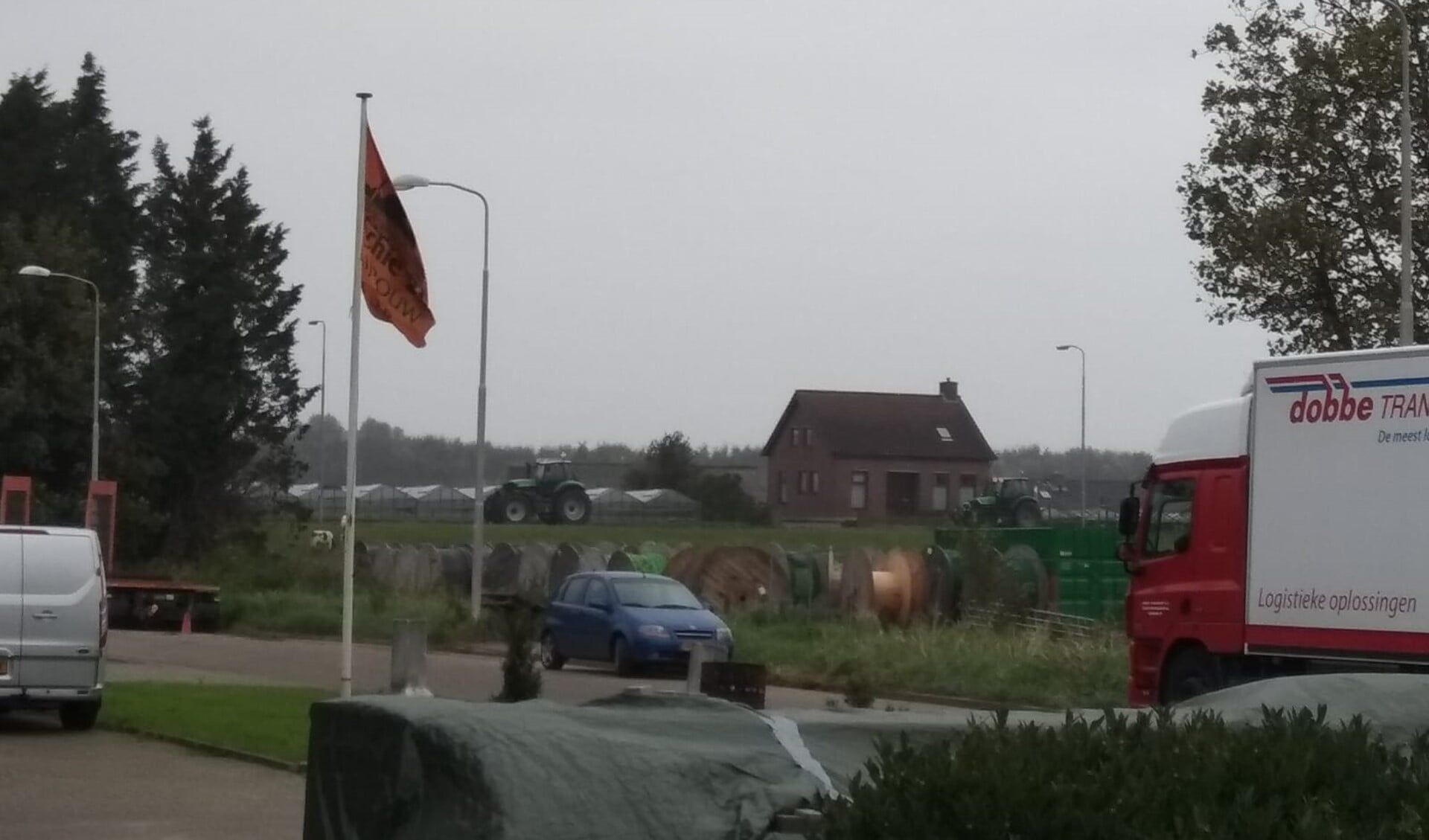 Boeren rijden over de Katwijkerlaan. (Foto: Inge de Kroon)