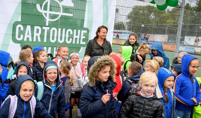 Wethouder Nadine Stemerdink temidden van de jeugdleden (Foto: Hein Athmer)