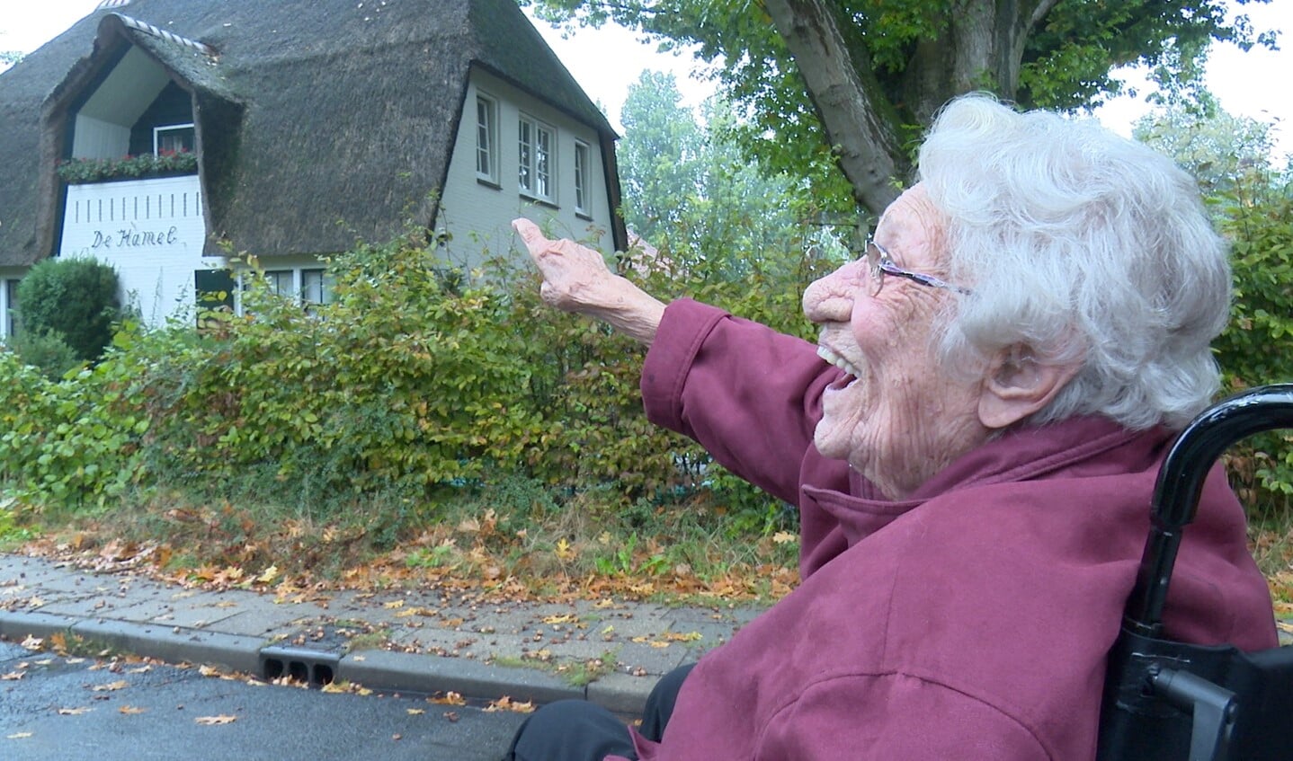 De 100-jarige mw Leupen wijst stralend naar haar ouderlijk huis op de Wageningse Berg (foto: pr).