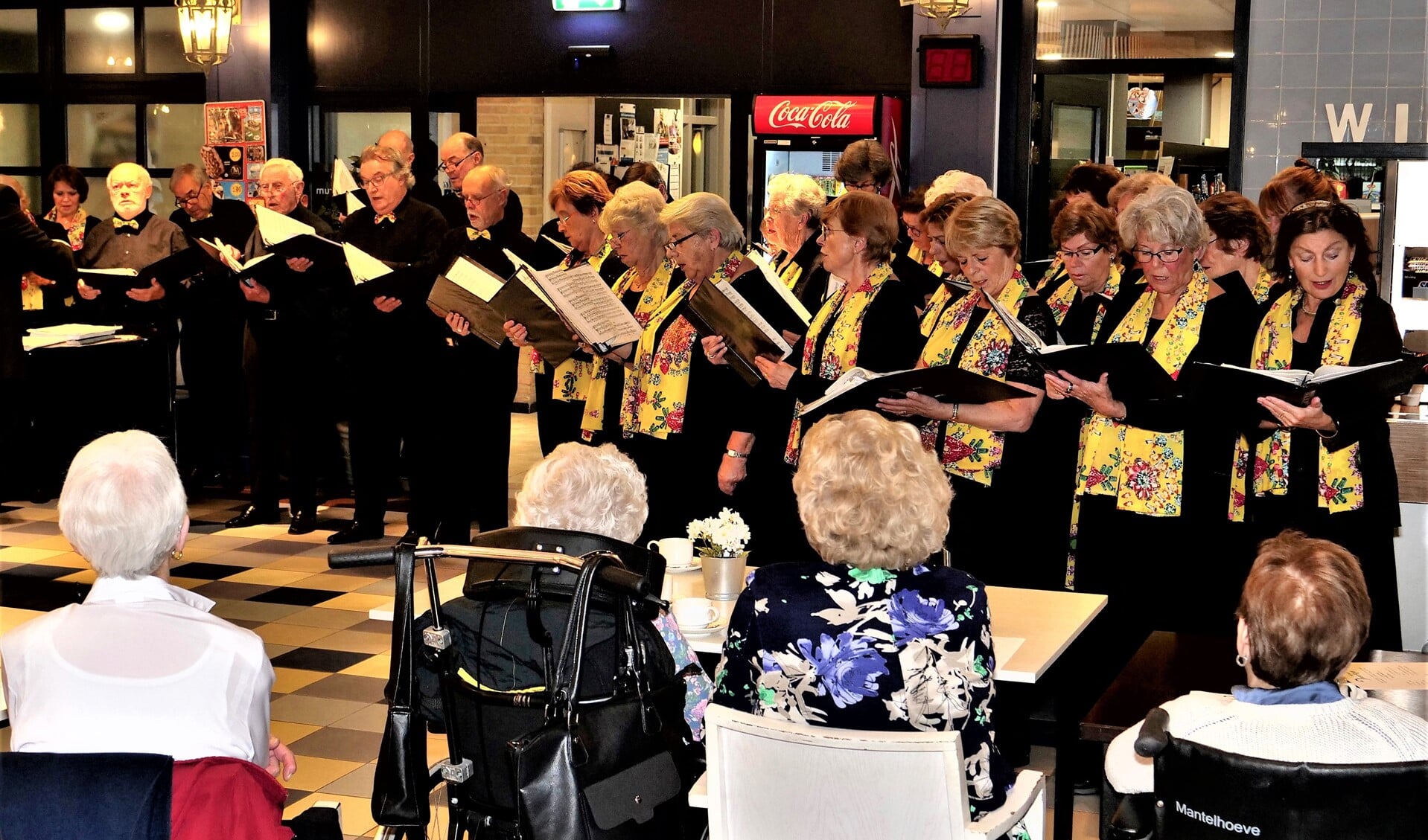 Het Voorburgs Operakoor zong vol overgave in Florence De Mantel in Voorburg (foto: Ot Douwes).