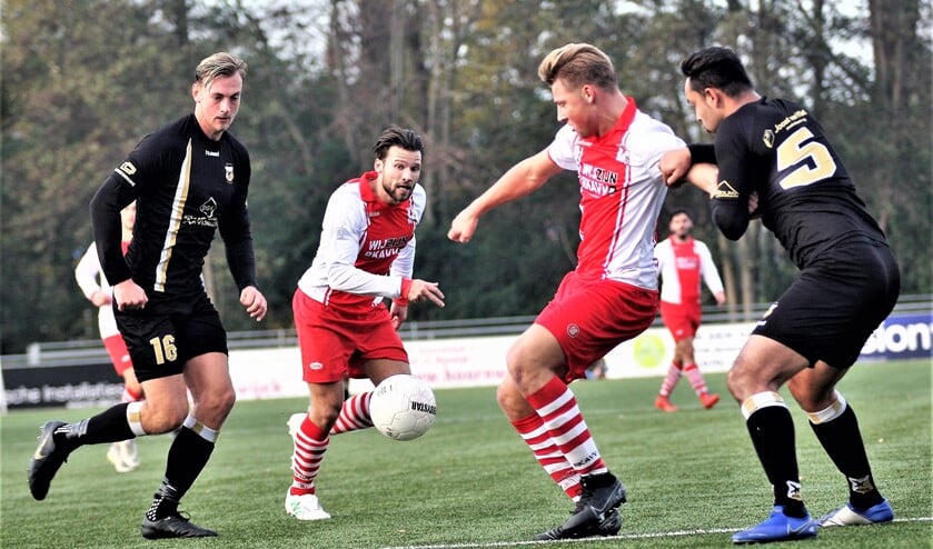 HBS (Ian Baggerman) liep voor rust achter RKAVV (Remco Overdevest & Jeremy v. Lochem) aan (foto: AW).