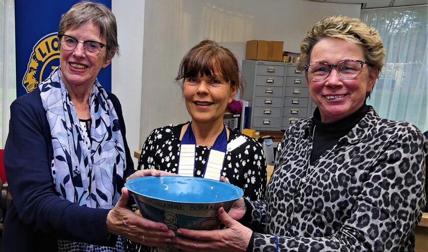 Gertrude Borsboom overhandigt winnaars Thea van den Berg en José Cost de Prinses Marianne Bokaal (foto: Marianne Knijnenburg).