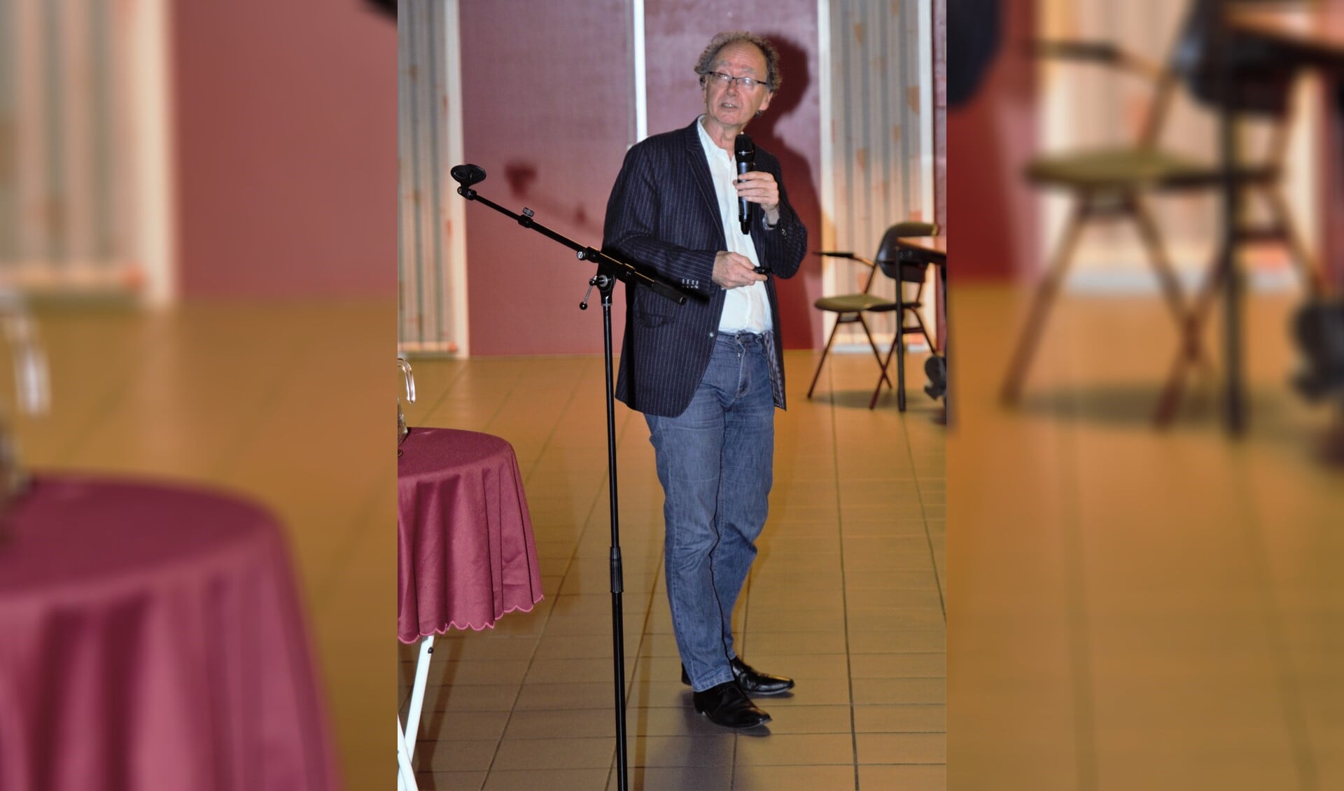 Prof. Dr. Frans Grijzenhout vertelt over Pieter de Hooch. (foto: Lenie Kaptein)