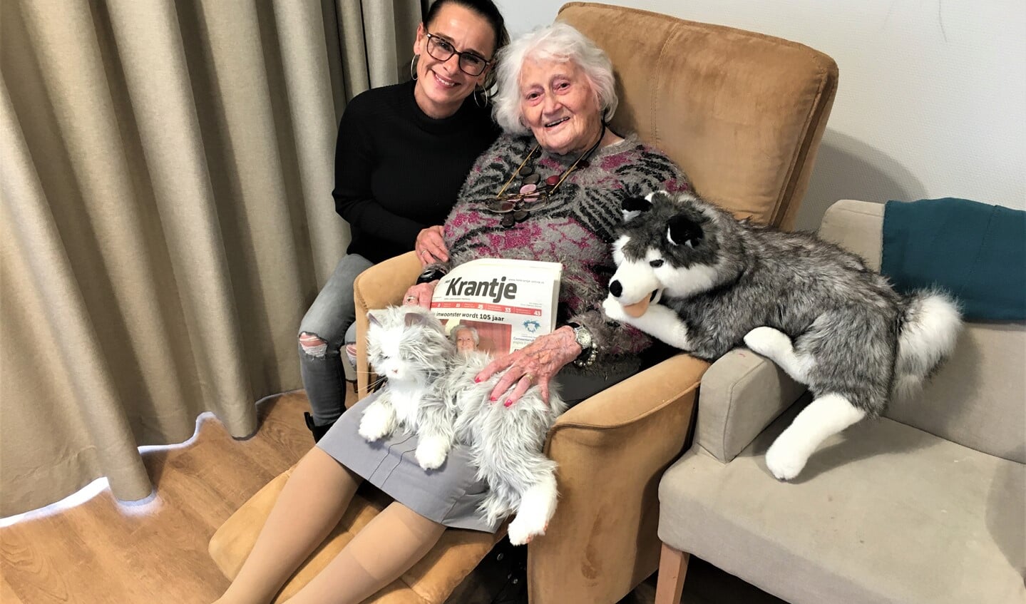 En de 106-jarige met haar hulp Annie die zij beschouwt als familie (foto: DJ).