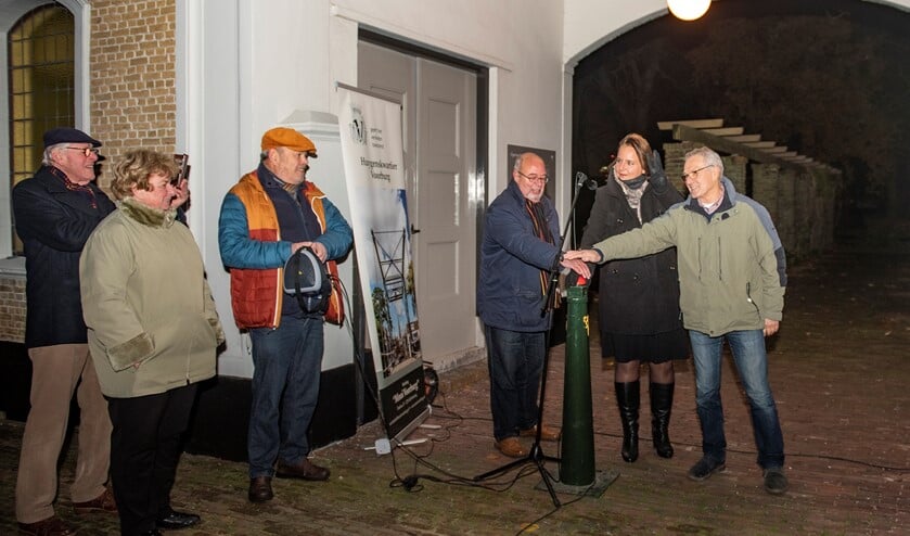 Met een druk op de knop zet wethouder Nadine Stemerdink de verlichting aan (Foto's Michel Groen)