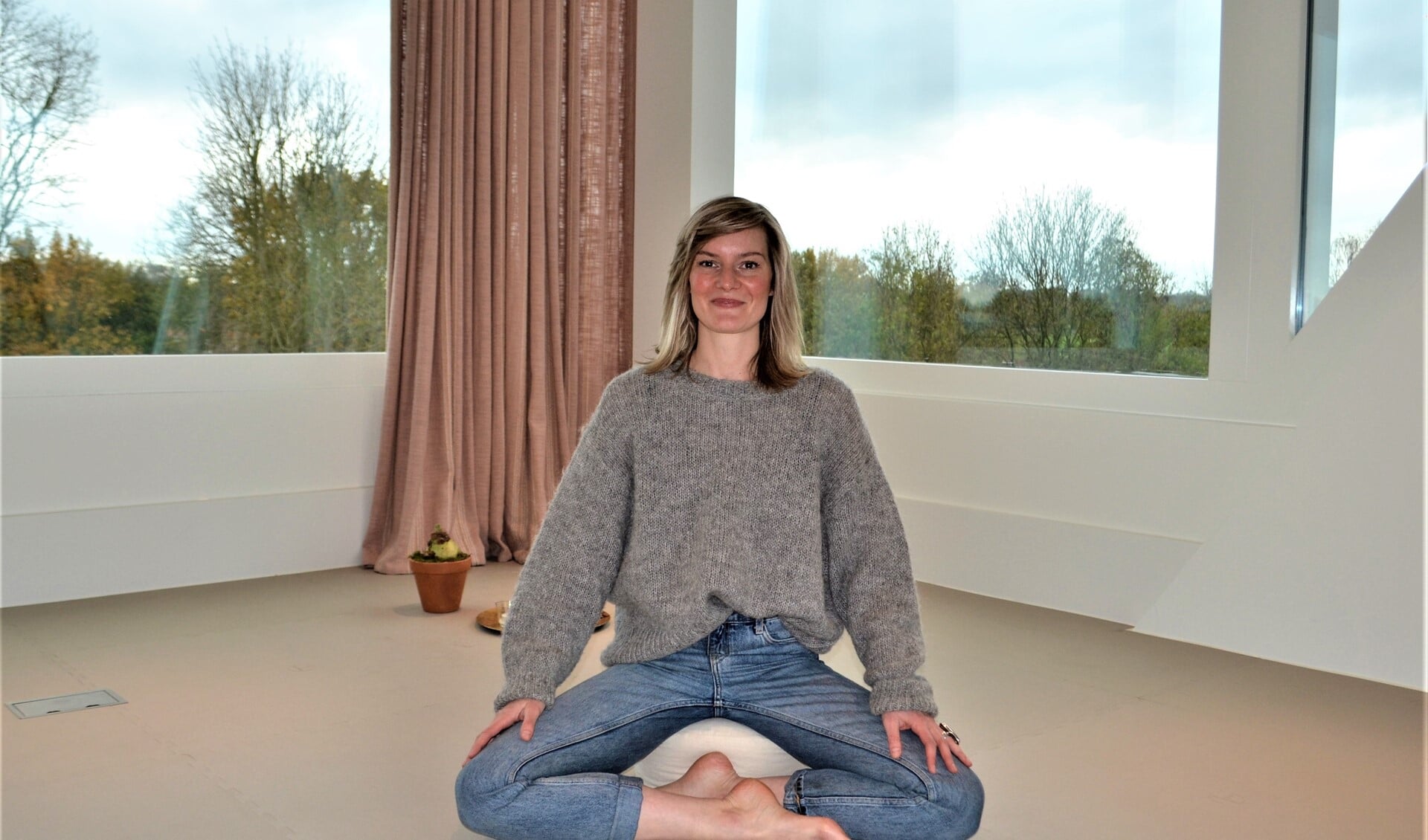 Yoga Center Karuna van Kirsten Kurvers verzorgt nu ook lessen in de yoga studio van Ivy Boutique Wellness (foto: Inge Koot).