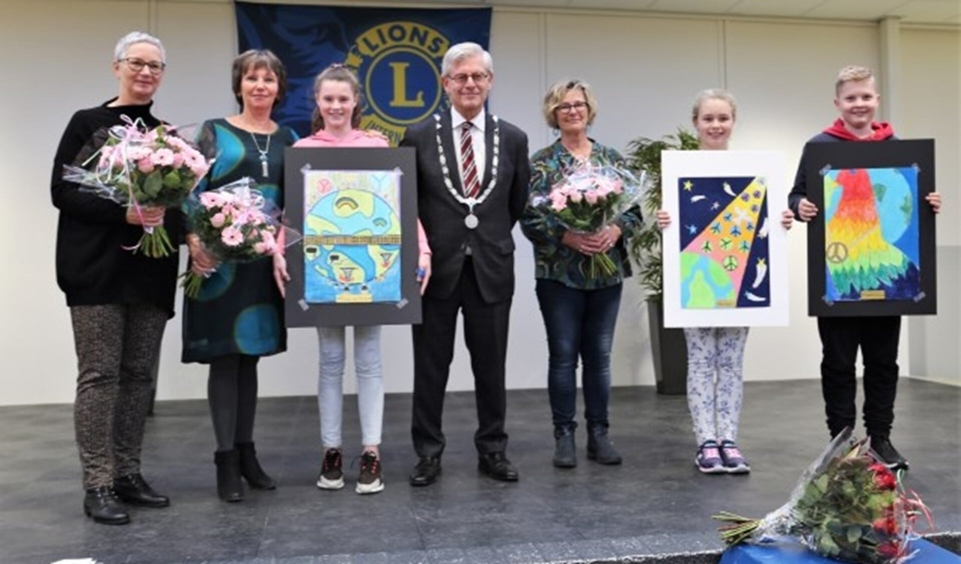 De winnaars samen met de burgemeester, jury en tekendocente mevrouw Wijtenburg. Foto: Fred Roland