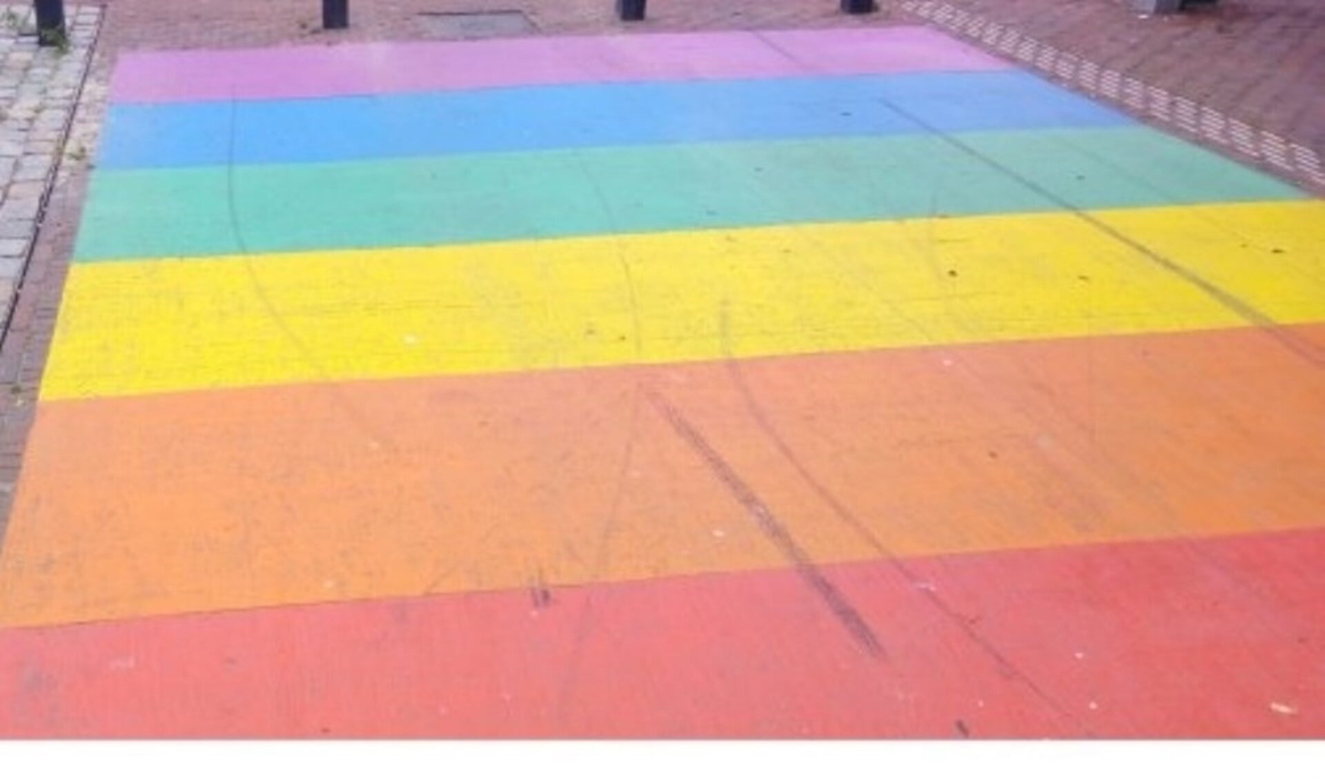 Het middenstuk van het bestaande zebrapad in de Rijnlandstraat wordt voorzien van de regenboog kleuren.