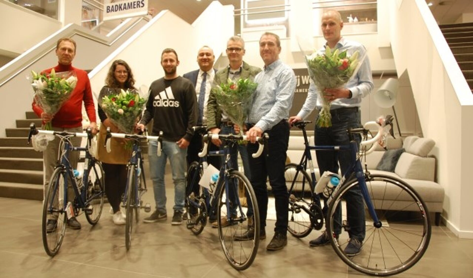 Vier gelukkige prijswinnaars met Jan Jansen en Danny dos Santos. (Foto: PR)