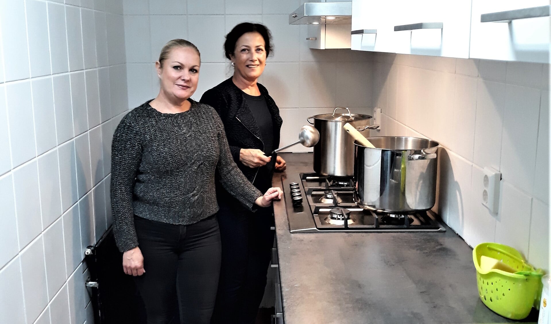 De kookploeg aan het werk in de spinternieuwe keuken van wijkvereniging Oud-Zuid (foto: pr).