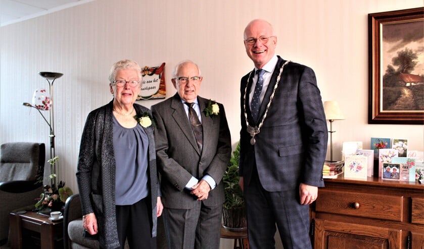 Het diamanten echtpaar Van Riet - Opdam met burgemeester Klaas Tigelaar (foto: Jos Mooren).