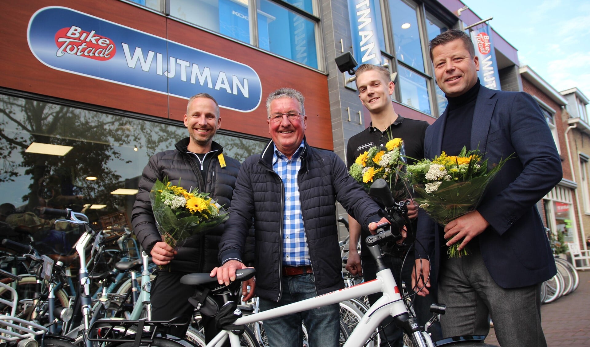 Pleun heeft weer een fiets. Verder op de foto Kevin van Wijtman Tweewielers, actievoerder Jan-Willem Dijksman en zoon Jeroen van den Akker.