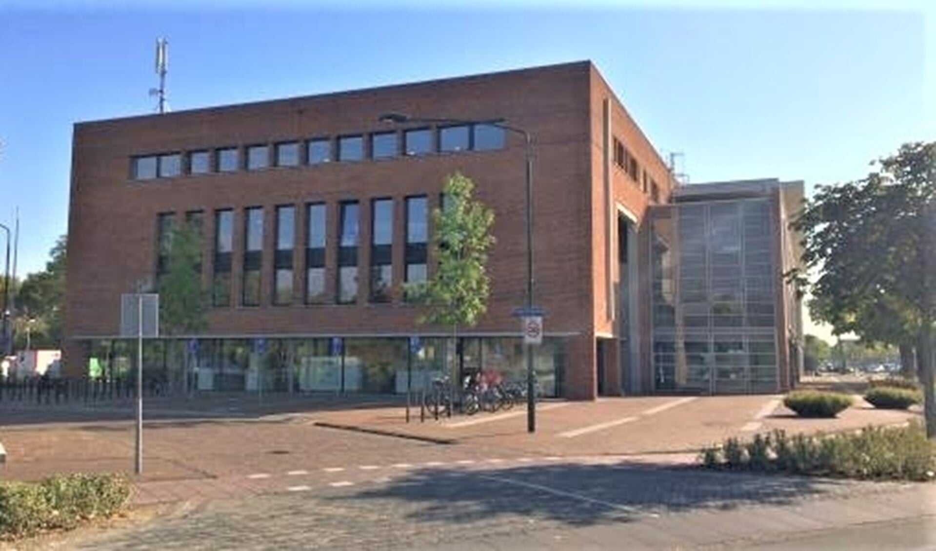 Het Servicecentrum van de gemeente Leidschendam-Voorburg aan de Koningin Wilhelminalaan in Leidschendam (foto: gemeente LDVB).