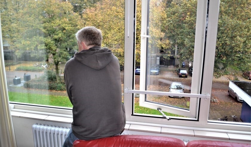 Hoe komt Don, die liever niet herkenbaar in beeld komt, aan een woning (foto: Inge Koot).