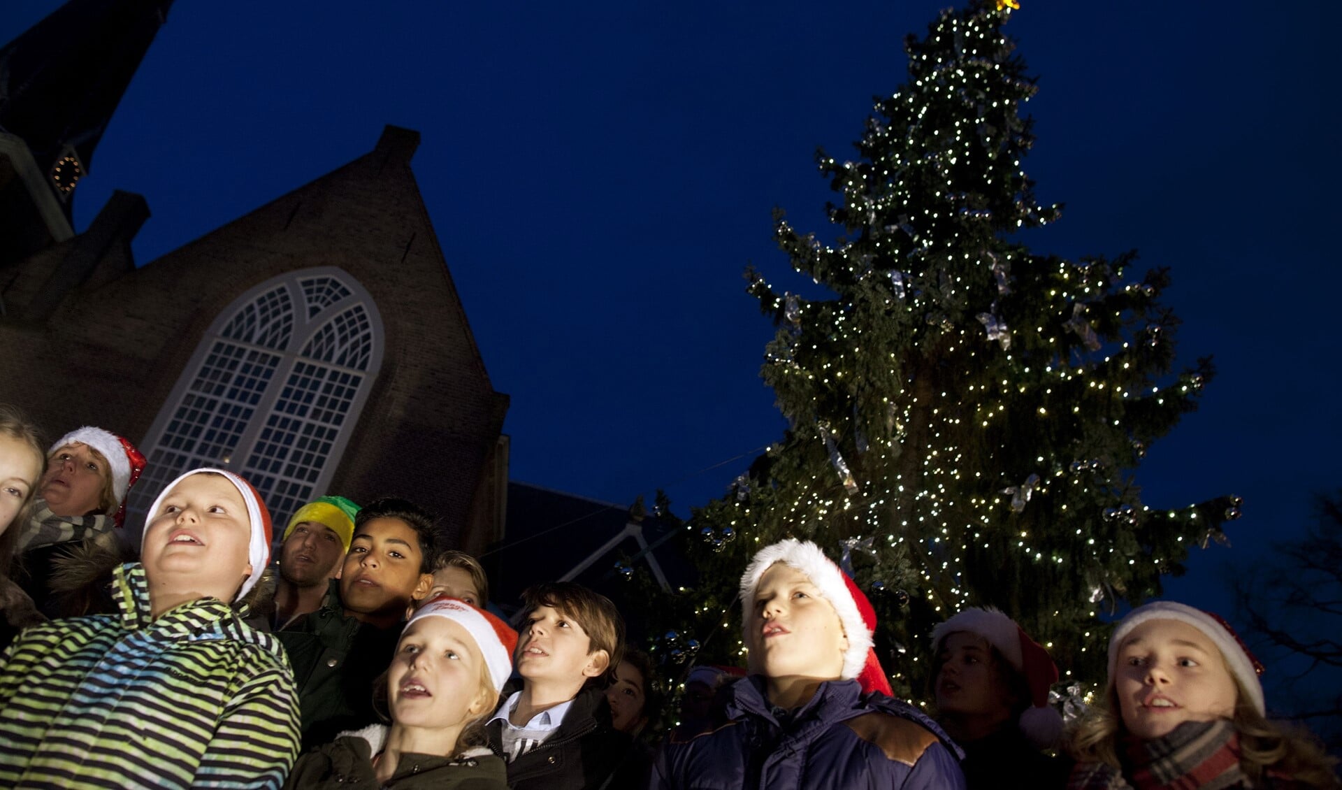 Ook in voorgaande jaren zongen leerlingen van de Lusthofschool kerstliedjes tijdens het ontsteken van de lichtjes. (Foto: Hilbert Krane)