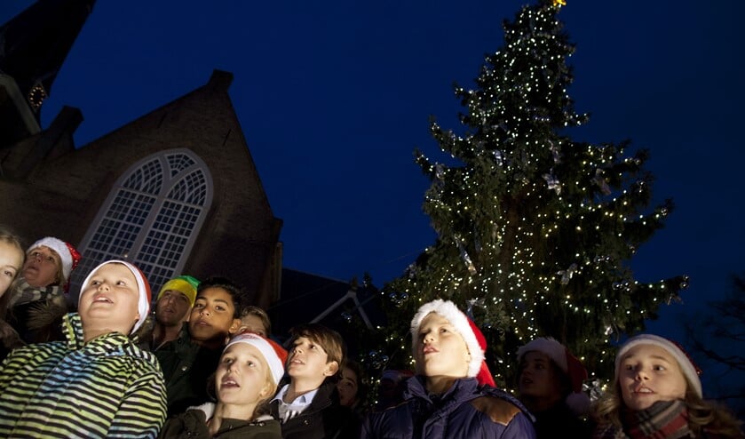 Ook in voorgaande jaren zongen leerlingen van de Lusthofschool kerstliedjes tijdens het ontsteken van de lichtjes. (Foto: Hilbert Krane)