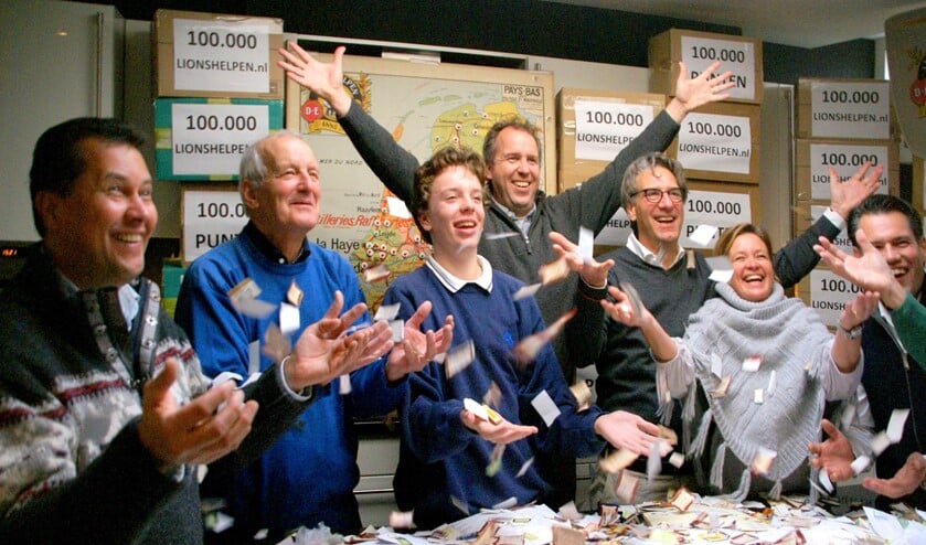 Enthousiasme bij het tellen van de koffiepunten (archieffoto pr Lions Voorburg).