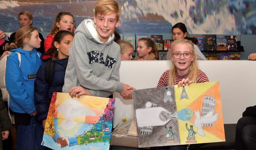 De prijswinnaars van de Lions international Vredesposterwedstrijd in Leidschendam-Voorburg , Alex en Mea (foto: Nick van der Ven).